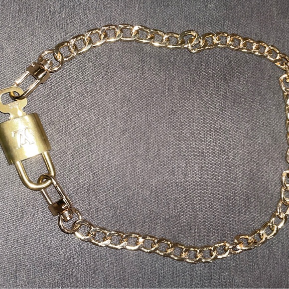 LV gold lock & key w/ 18” gold chain - Picture 5 of 7
